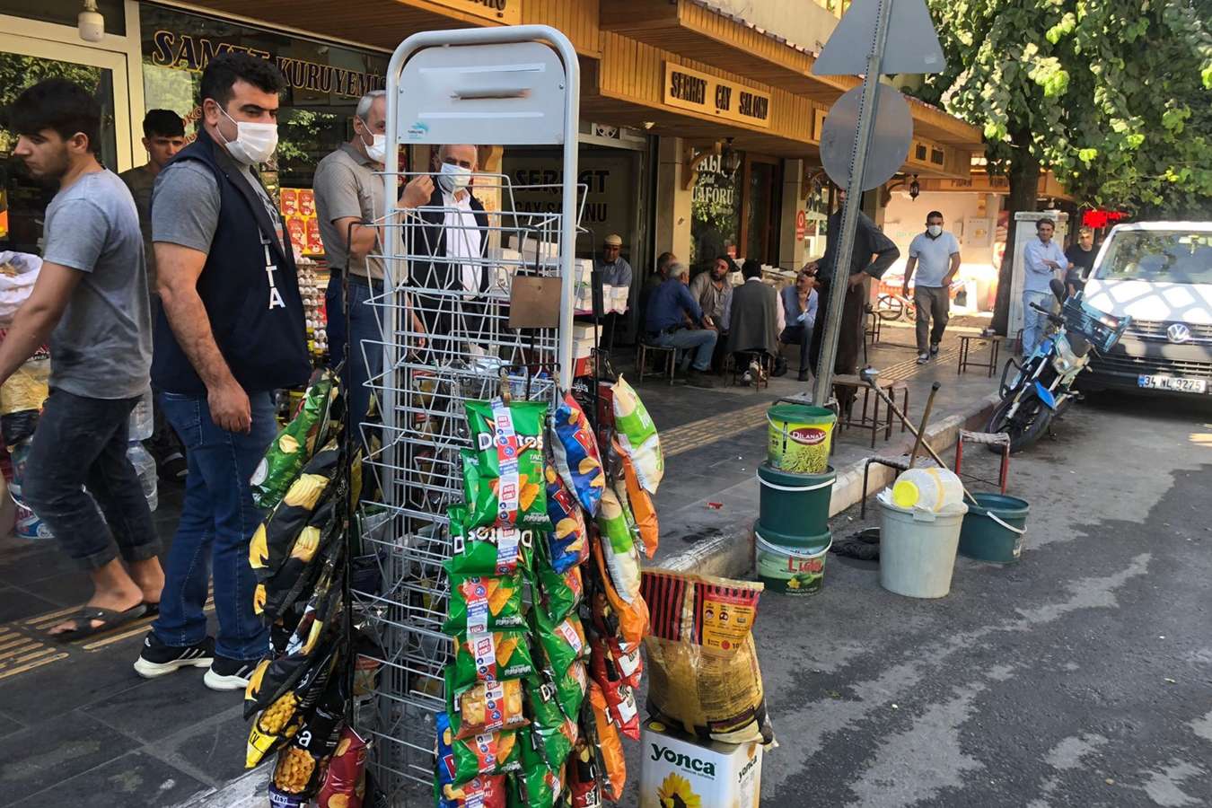 Zabıta ekipleri kaldırım işgali yapanlara idari para cezası uyguladı Zabıta ekipleri kaldırım işgali yapanlara idari para cezası uyguladı